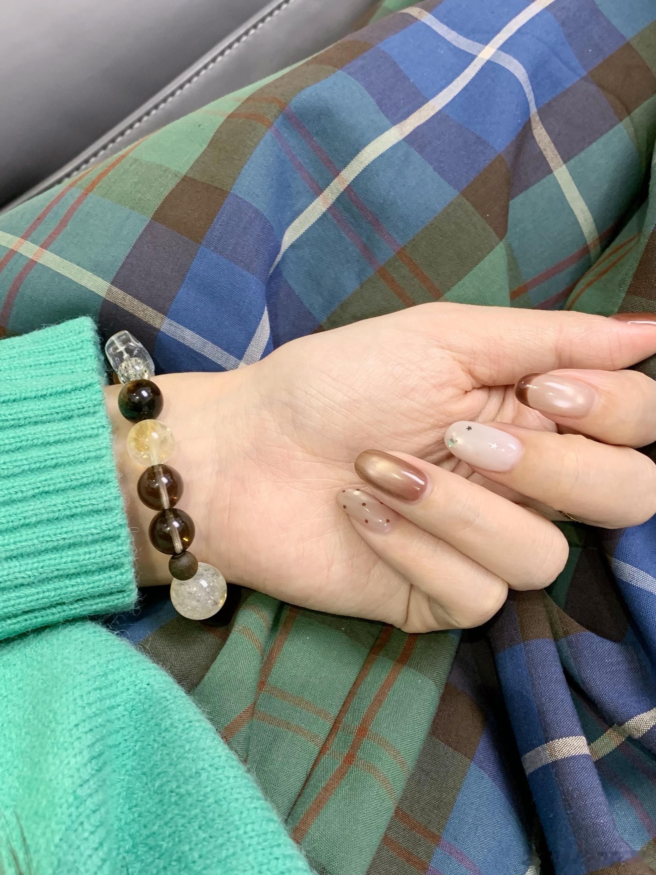 ：我超绝不经意秀美甲（没有说别人很臭的意思 ​​​