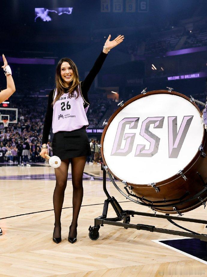 谷爱凌母亲节和妈妈现场看WNBA 母亲节当天，谷爱凌和妈妈去大通中心看金州女武神