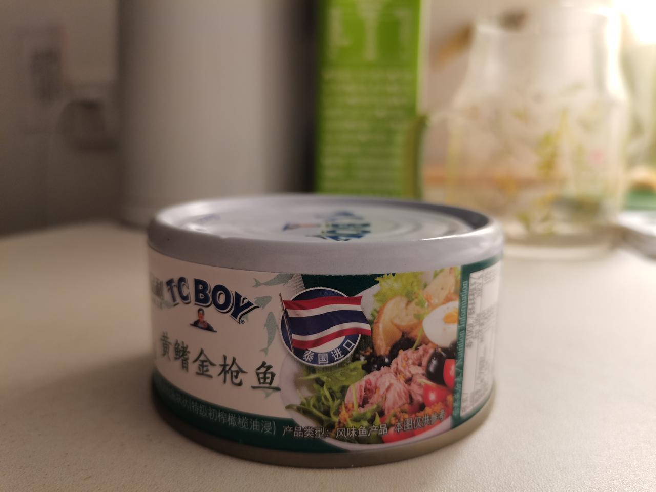 上周就想吃小毛鱼炒青椒，
老爸出去没买到，
这周给我买了一盒鱼罐头。

不知咋回