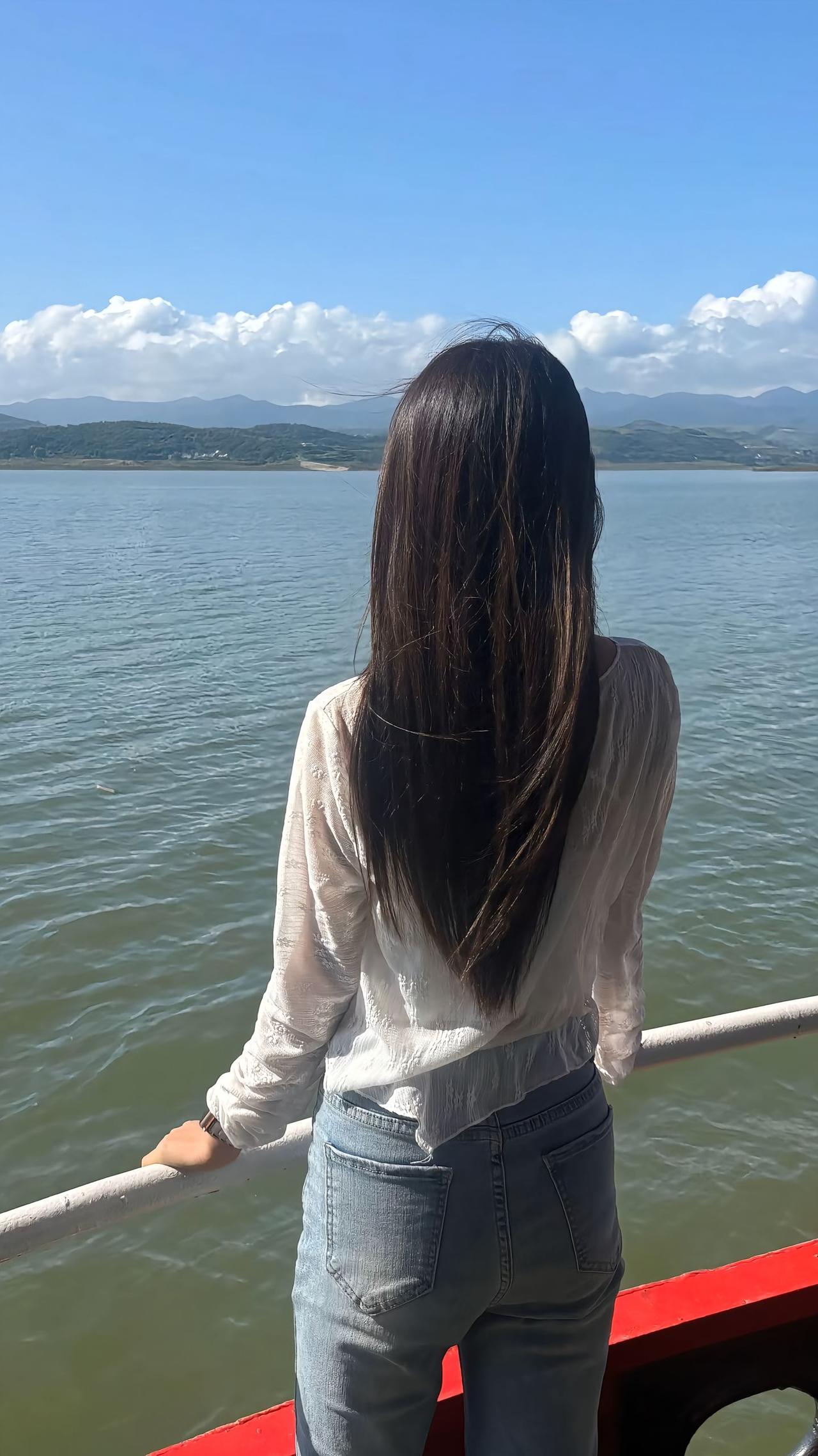 女生怎么穿紧身裤才好看 穿搭很简约舒服，紧身裤把身材线条衬得很匀称，气质绝了。