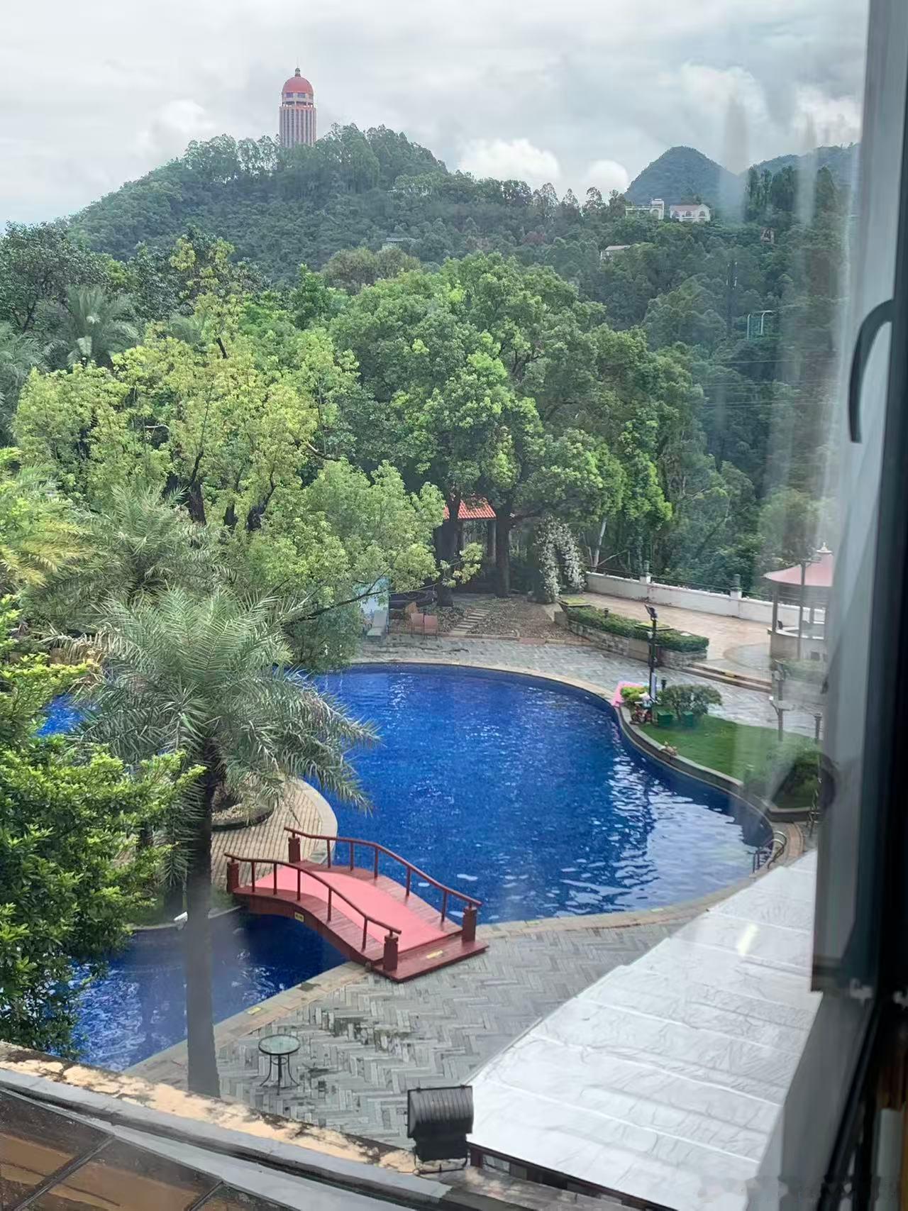 周末一家人在乡下酒店吃饭的时候，我爸鼓励胡萝卜向小汪看齐，明年也能考上她今年考取