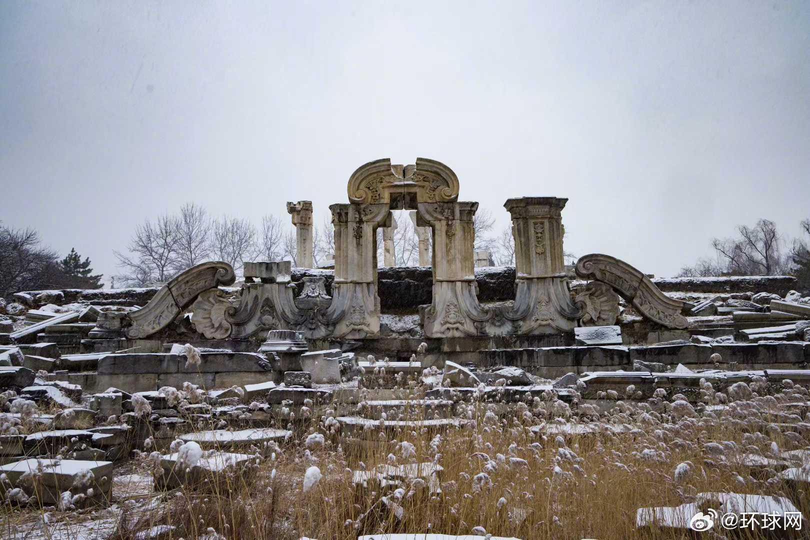 #北京下雪啦##北京第一场雪#，一起看镜头里的圆明园，听历史与冬日私语（图集：