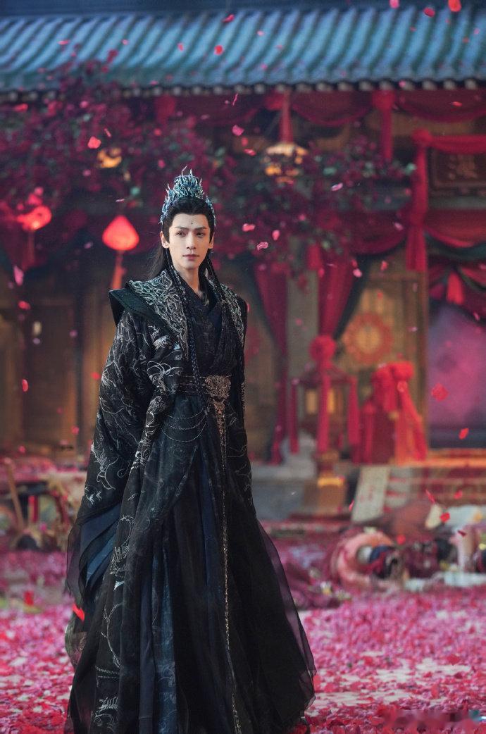 谁家男主吃可爱多长大的啊 谁家男主吃可爱多长大的啊，抱着楼梯哈人的唐俪辞，明明自