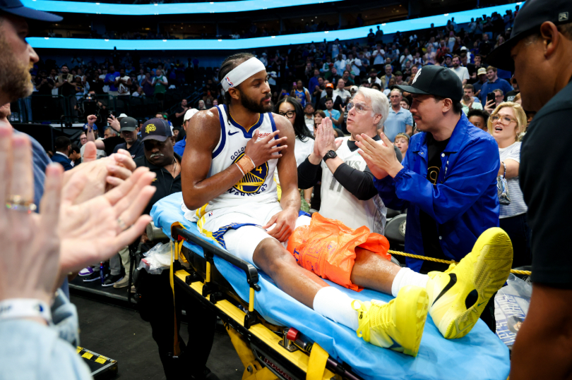 勇士官方刚刚宣布，摩西·穆迪在昨日对阵独行侠加时赛还剩58.5秒时左膝受伤，今核