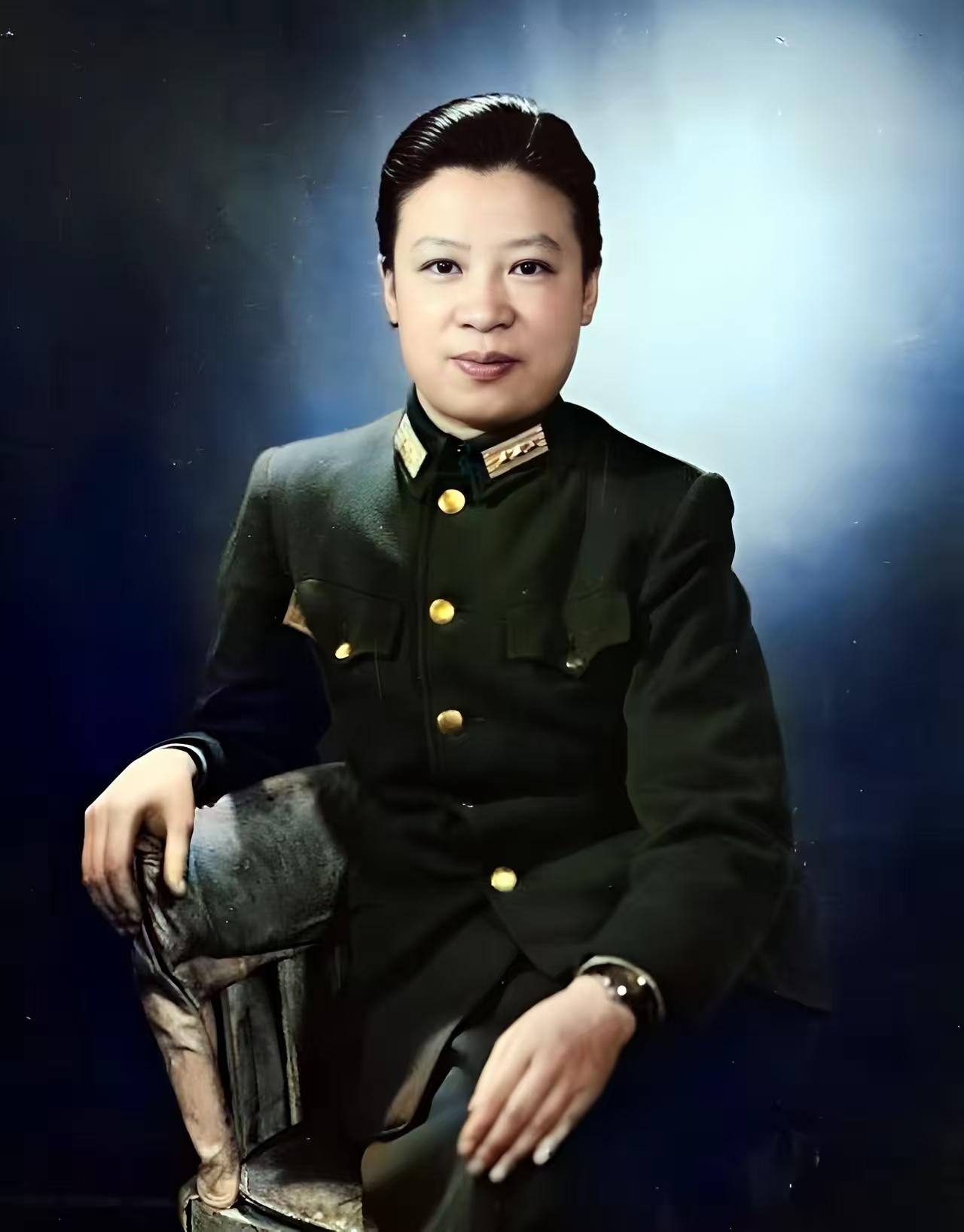 硝烟战火中，她本是娇弱的医学生，却穿上了国军唯一的女性少将制服，被千万士兵尊称为