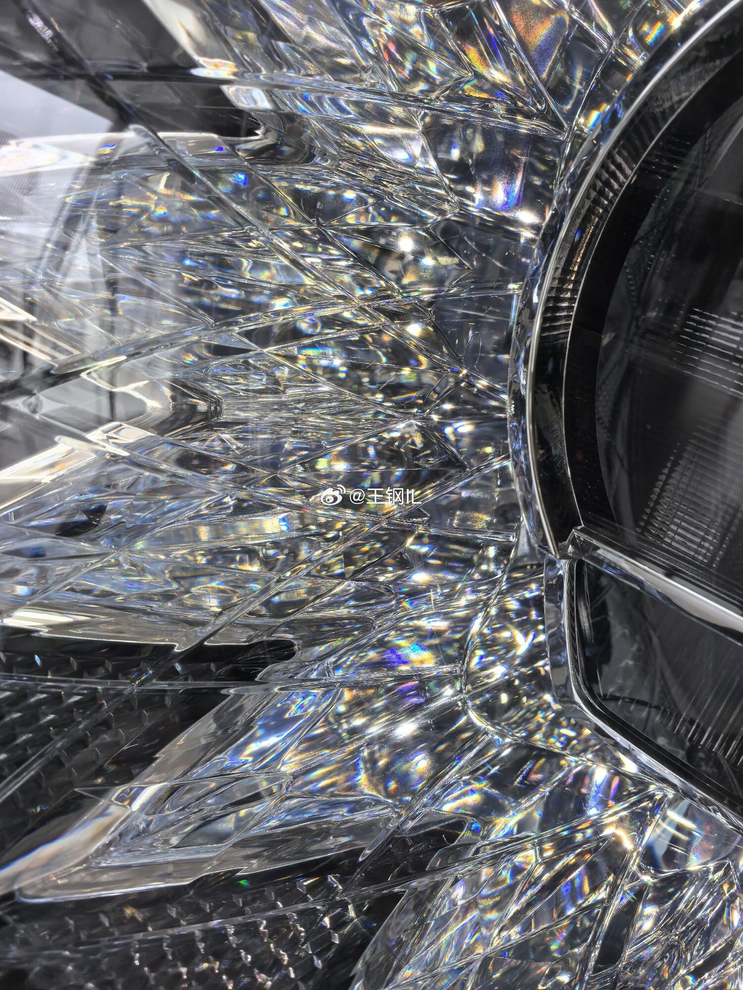 宾利钻石切割大灯，它是超豪华中的一件艺术品，宾利添越  飞驰全系标配，一起欣赏它