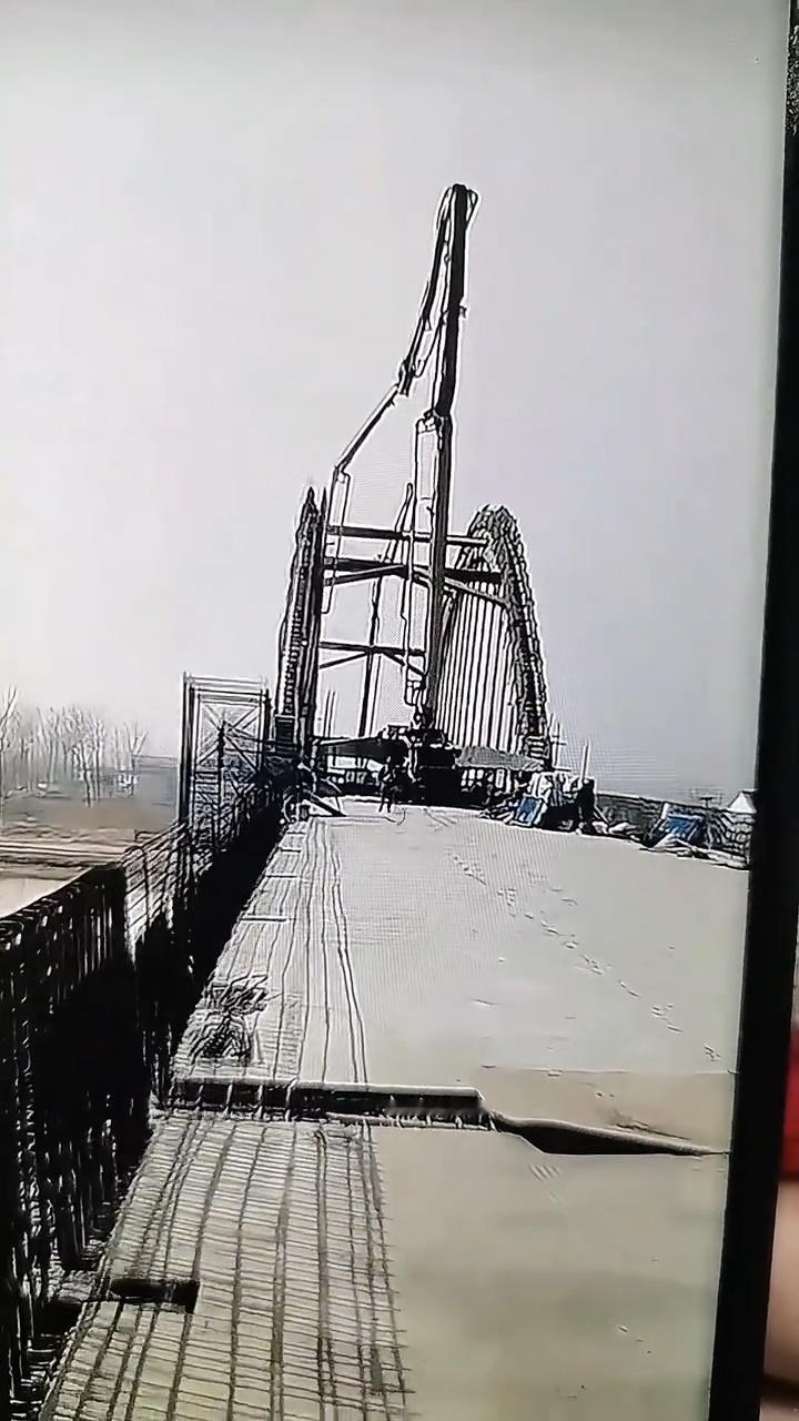 江苏盐城大桥塌落致5人死亡啊！！！临近过年出了这么大的事故！愿不再有多的伤亡