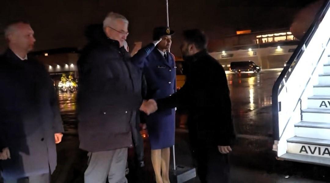 泽连斯基结束英国伦敦的访问后，马不停蹄连夜抵达比利时布鲁塞尔，会见了北约秘书长吕