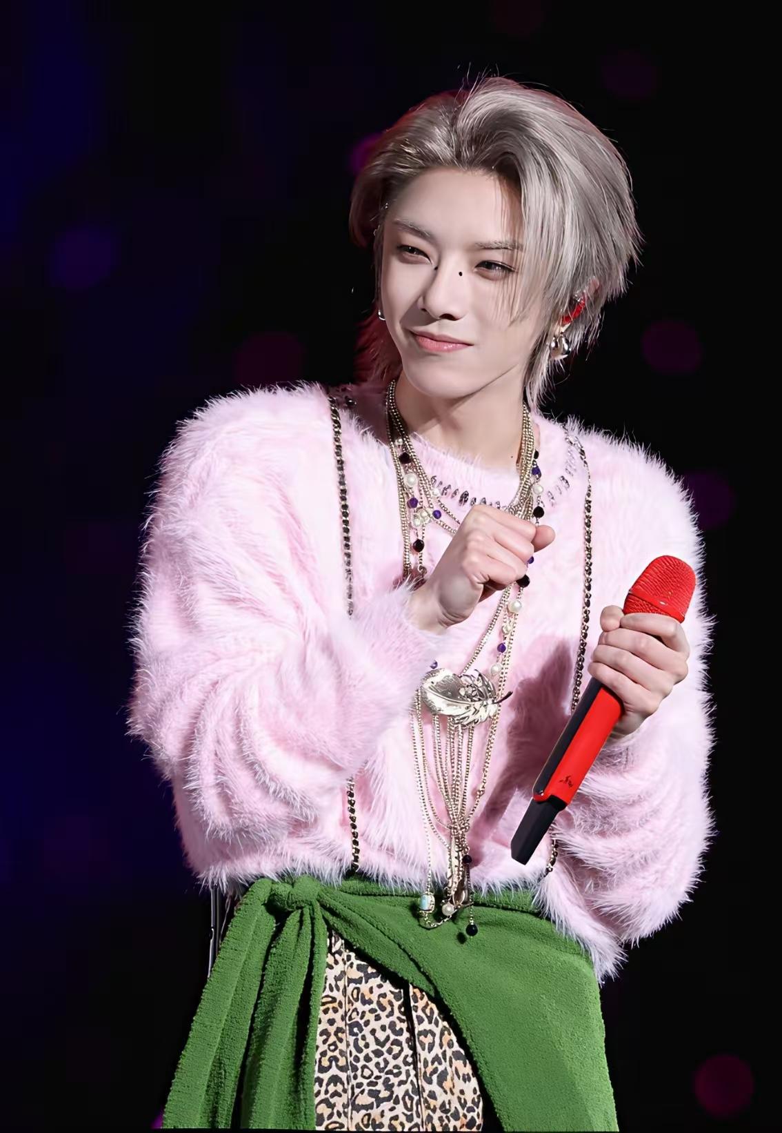 顶流歌手华晨宇五一抚仙湖火星演唱会宣布延期。这个顶流歌手的称呼怎么来的，到现在都