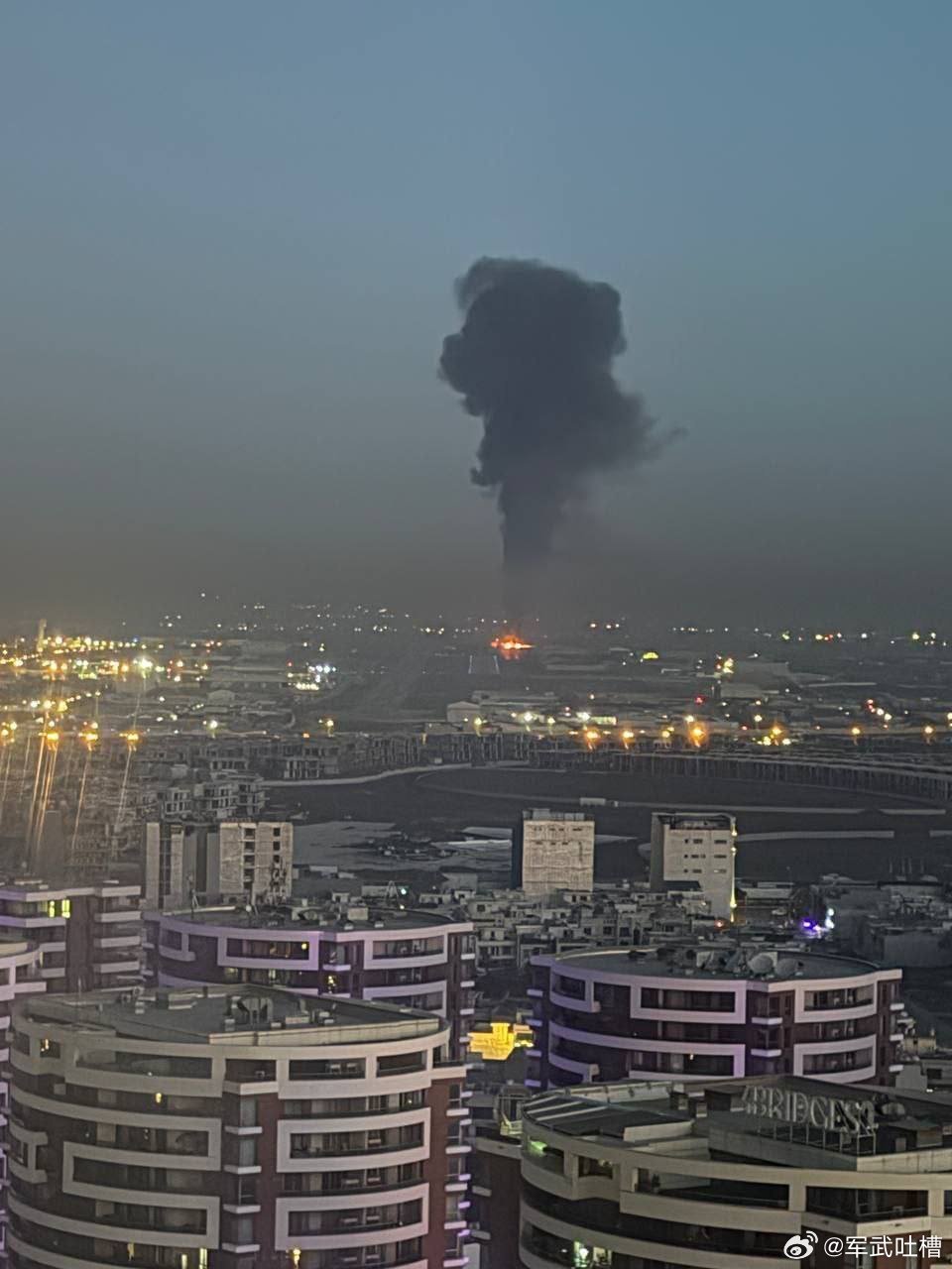 位于伊拉克库尔德斯坦埃尔比勒的美军基地遭到袭击后爆炸起火哈梅内伊时候，伊斯兰革命