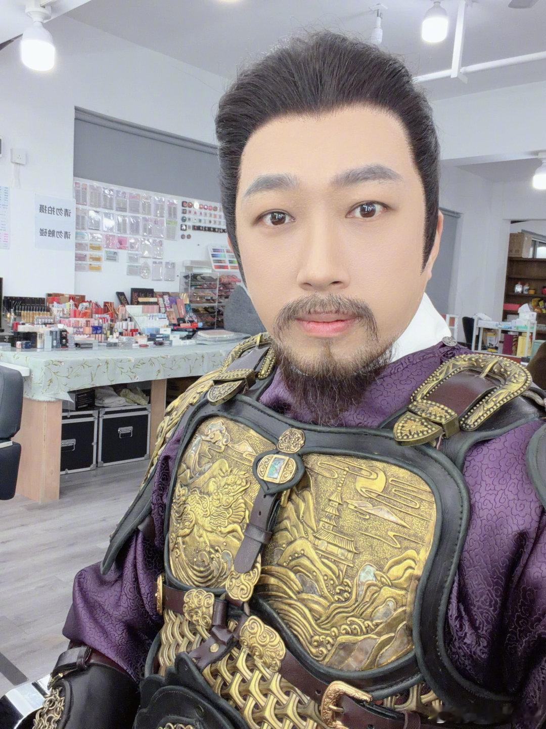 于正今天定妆贴了胡子，突然get到和爸爸的七分相似，基因也太神奇了，可惜爸爸已经