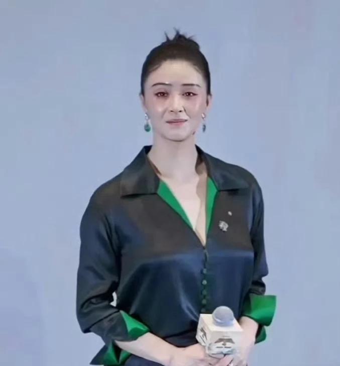 她身材挺特别的，腰和胯宽宽的，但头小脸长，脖子又细，感觉体重得有120多斤了吧。