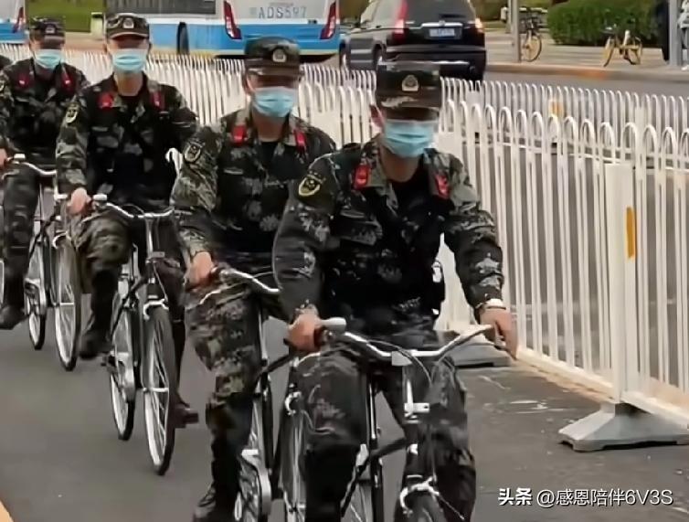 兵哥哥集体骑自行车也太可爱了！反差萌瞬间戳心
 
家人们谁懂啊！看到兵哥哥们整齐