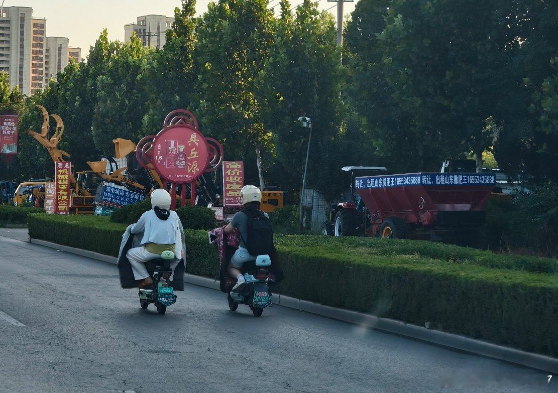 想问一下，山东电动车和三轮车走自行车道是犯法嘛？  ​​​
