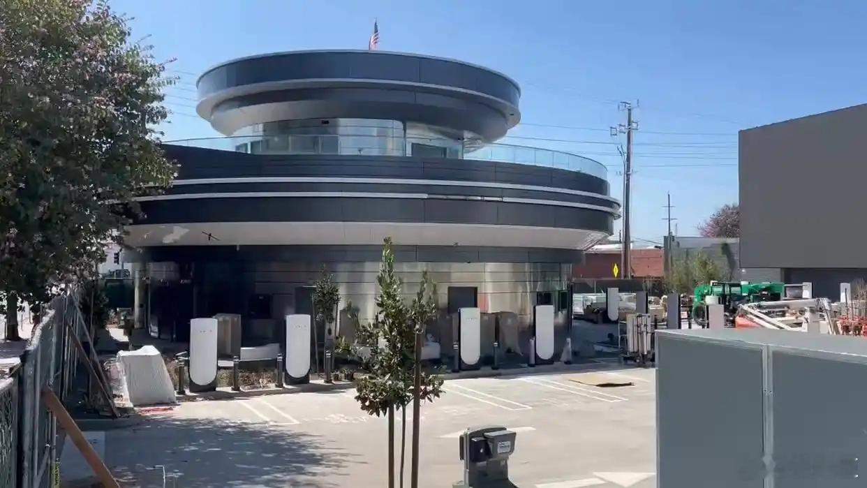 特斯拉餐厅即将完工报道称特斯拉餐厅（Tesla Diner）在经过大约 17 个