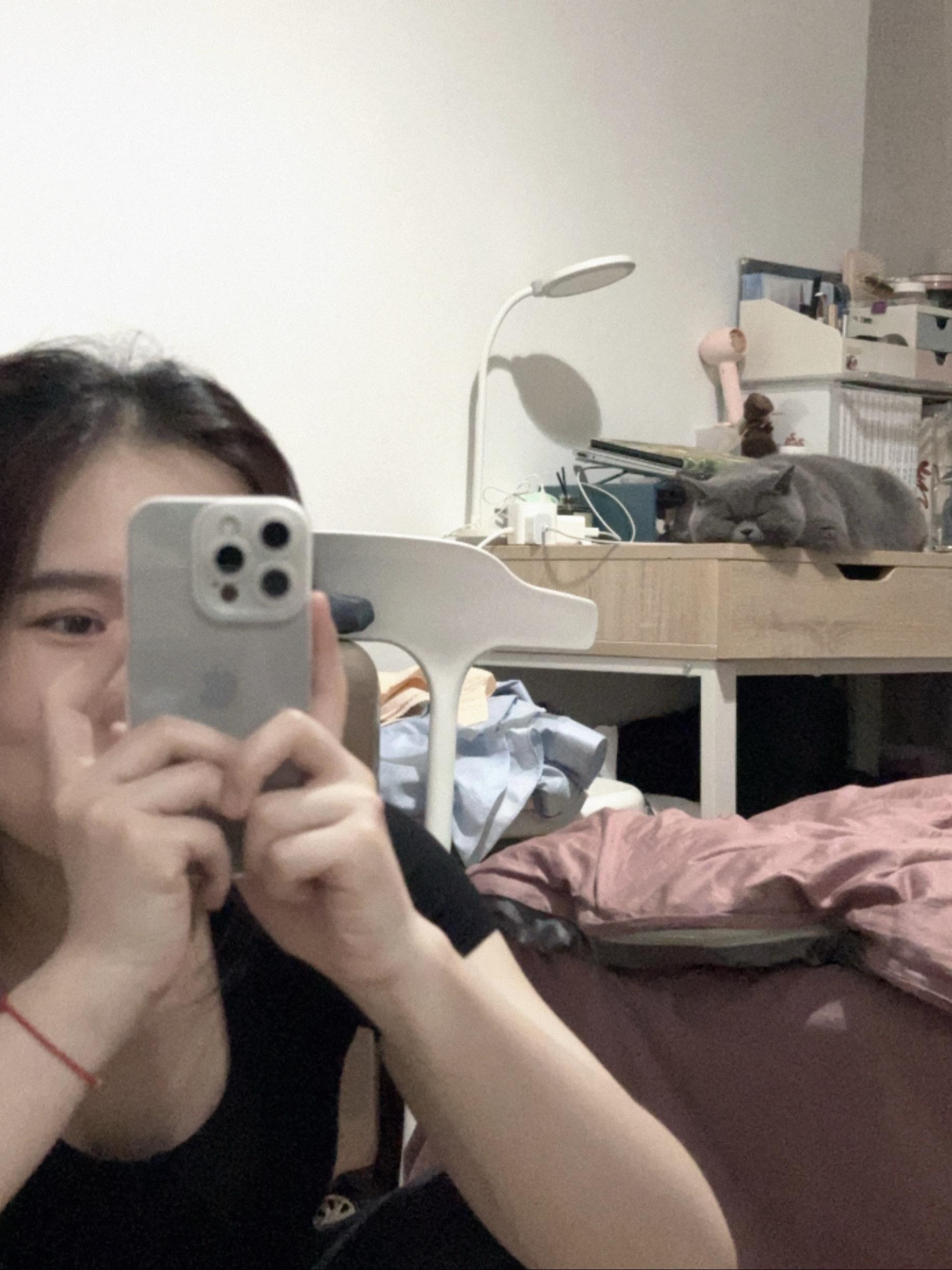 香香软软的一滩小猫肉！！！不想睡觉坐在地上玩手机听见有呼噜声抬头一看镜...