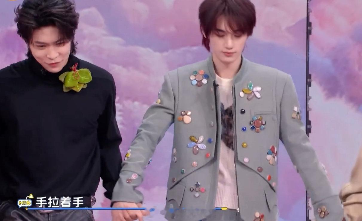 马伯骞认领万年男二称号三个人手拉手，小丁先松马伯骞！马哥直接摆烂：我就是万年男二