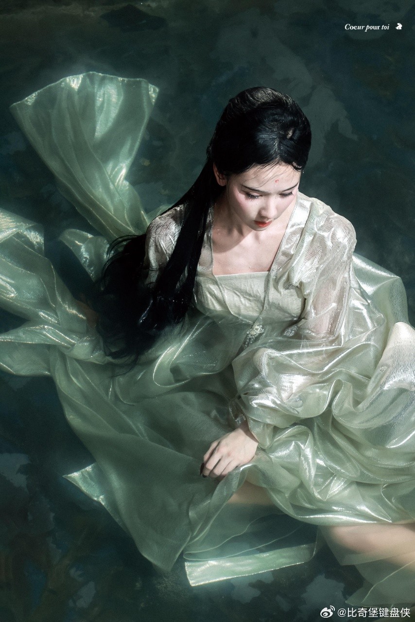 鞠婧祎陈都灵水戏 这段水戏真的值得反复观看🤩鞠婧祎仙气十足，陈都灵明艳温婉，两