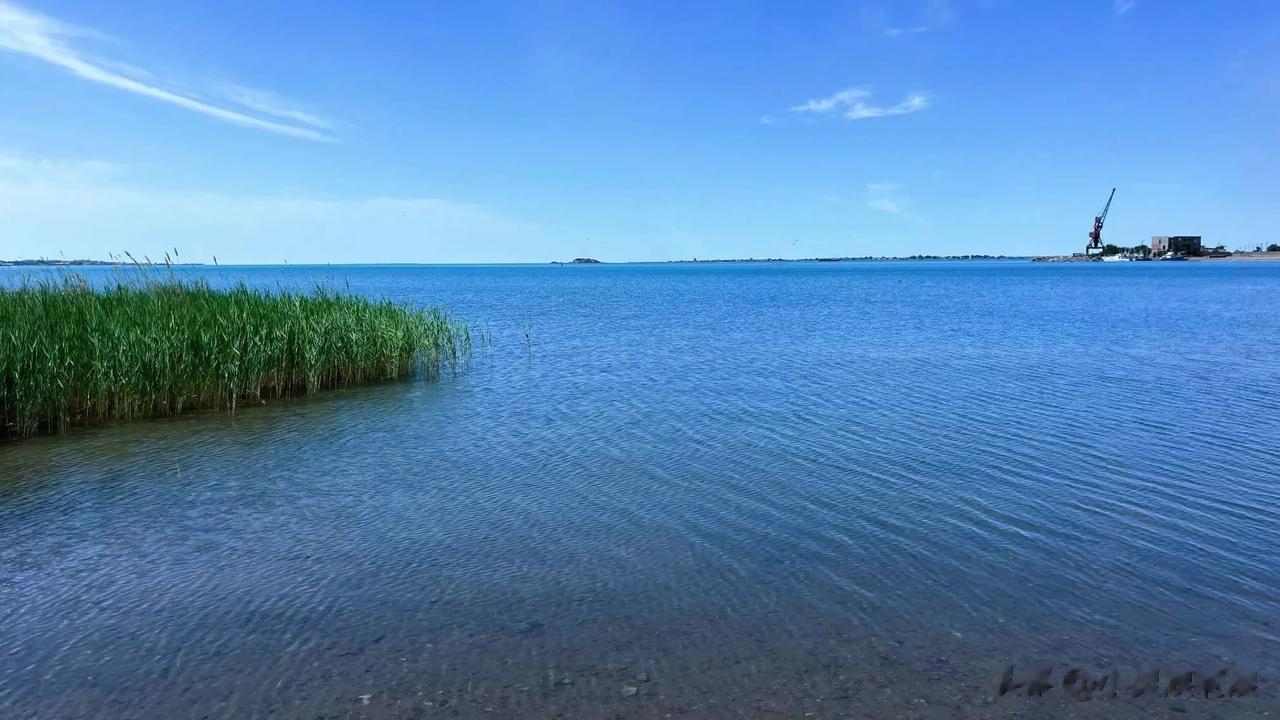 中国故土，曾经中国最大的湖泊，巴尔喀什湖

哈萨克斯坦这个有点破的小镇，却有着曾