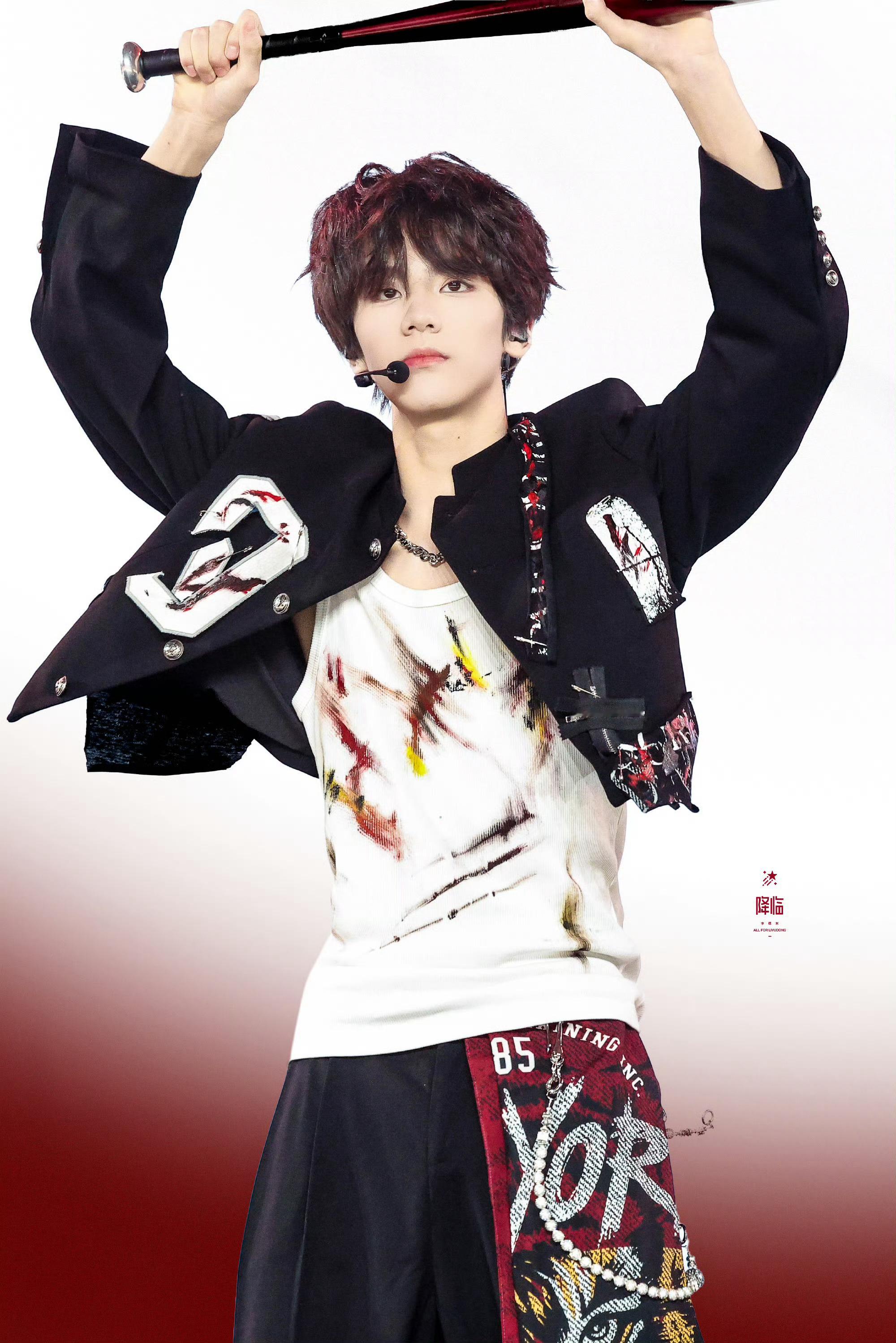 说真的，对比去年四公和新音，这次见面会的妆造真的上升了一个level。今天一整场