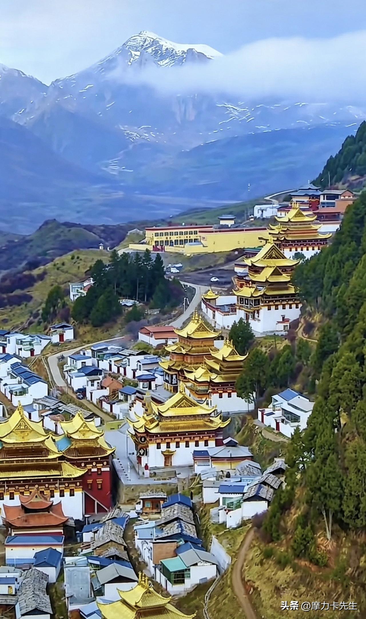 翻越层层山峦，邂逅背靠皑皑雪山的郎木寺，漫过开满繁花的青青草场，看成群牦牛悠然漫