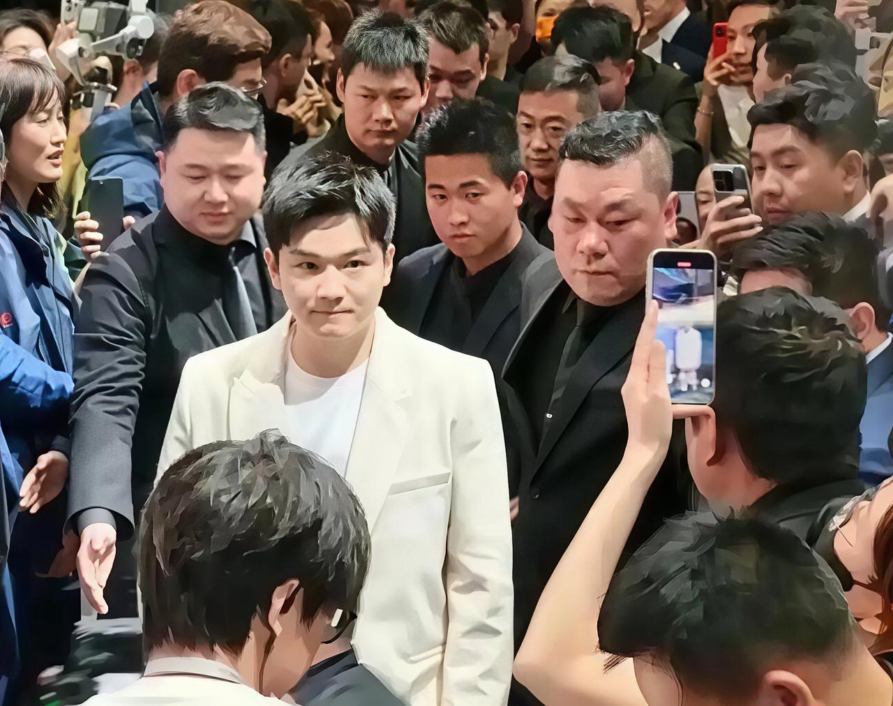 国乒男单连续丢冠后，樊振东回国带回好消息，一番话让满场泪目。

10月19日下午