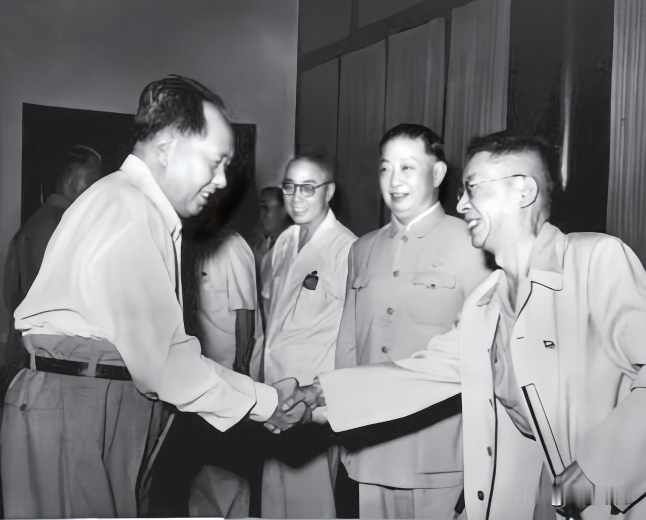 🍁60年代、第三次全国文艺代表大会上，毛主席正与老舍亲切握手。老舍身后依次站立