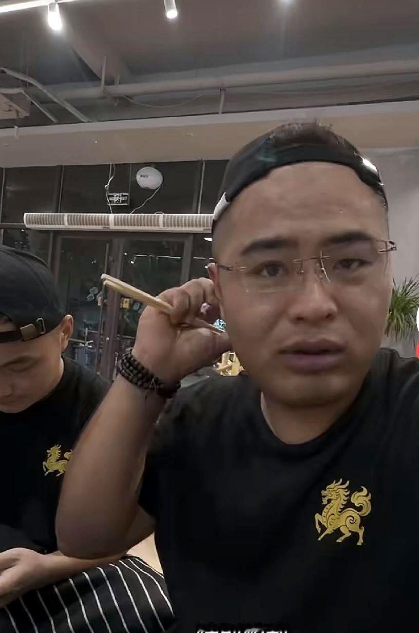 昨晚豆二两那边一开席就像打仗，150桌摆得满满当当，收账时却只进了12000，算