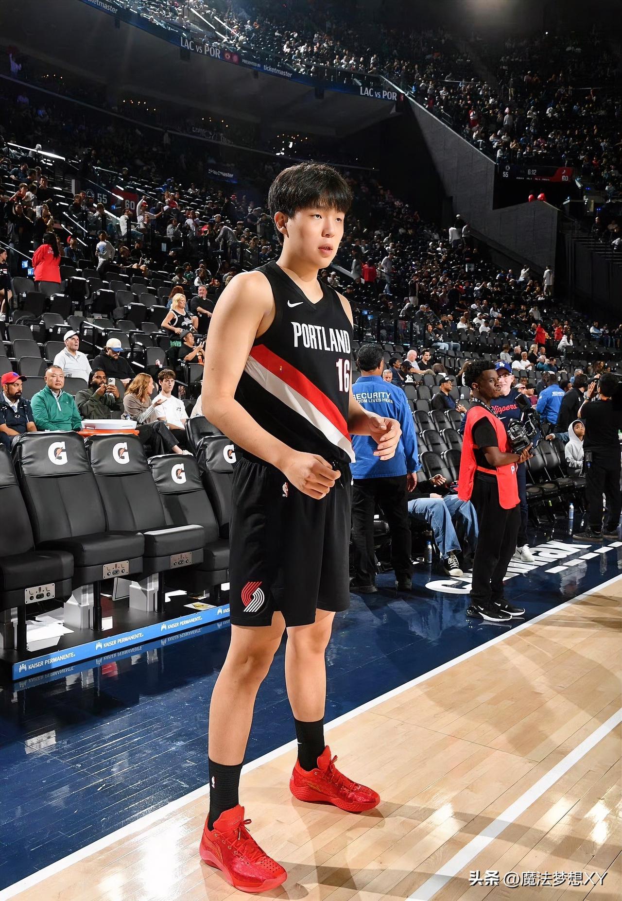 明眼人都看出来了，
杨瀚森确实进步了，
不是因为他打满9分钟，而是
因为他抢篮板