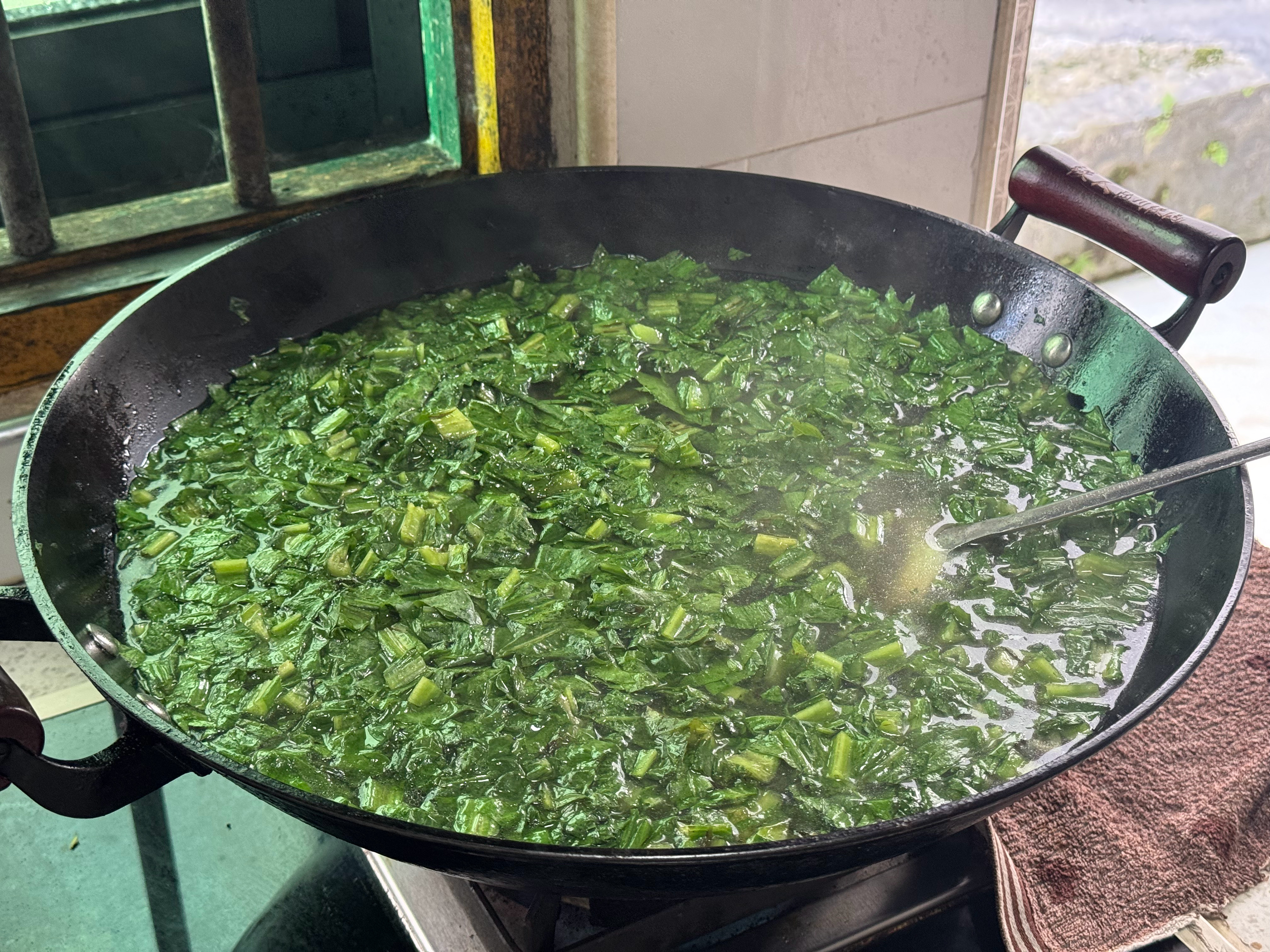 准备擂擂茶，擂茶不用茶叶，用苦麦菜，是不是没吃过？我也没吃过