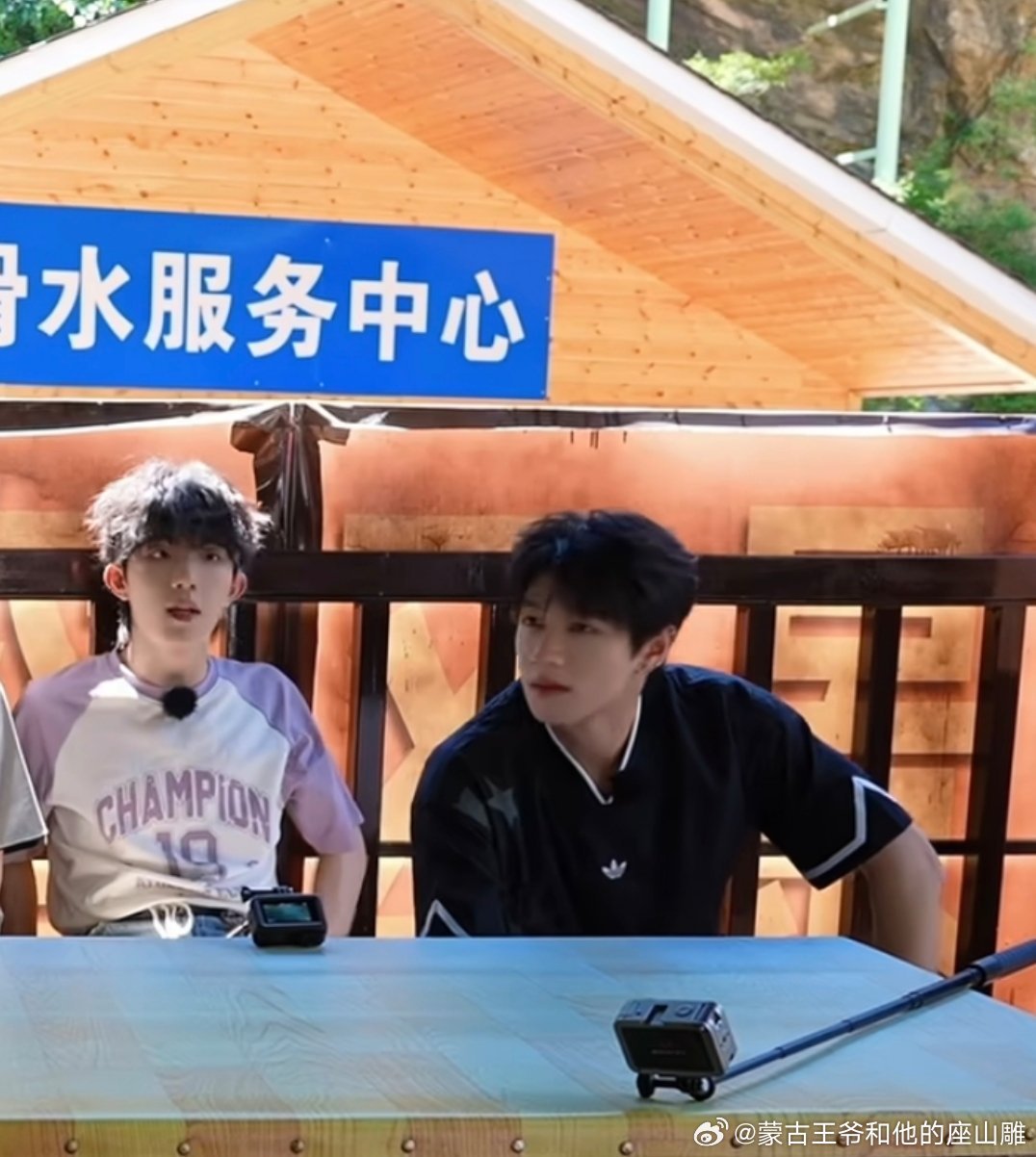 智勋仿佛那个守卫自己领地的雄狮 