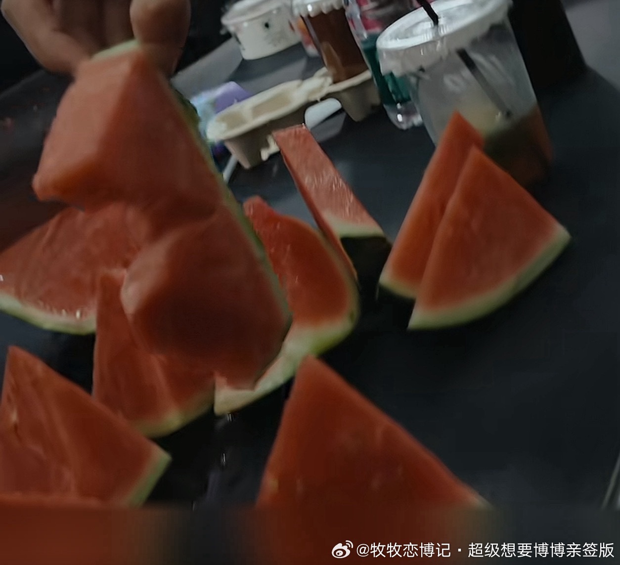 我宝宝出门我从来不担心  吃西瓜我们都吃最大块王一博