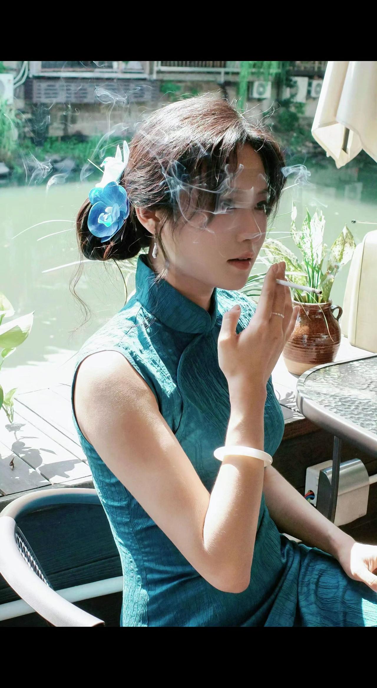 💨青烟绕指柔，青瓷旗袍裹着旧时光🎐。鬓边蓝花是未说的诗，腕间玉镯叩响江南小调
