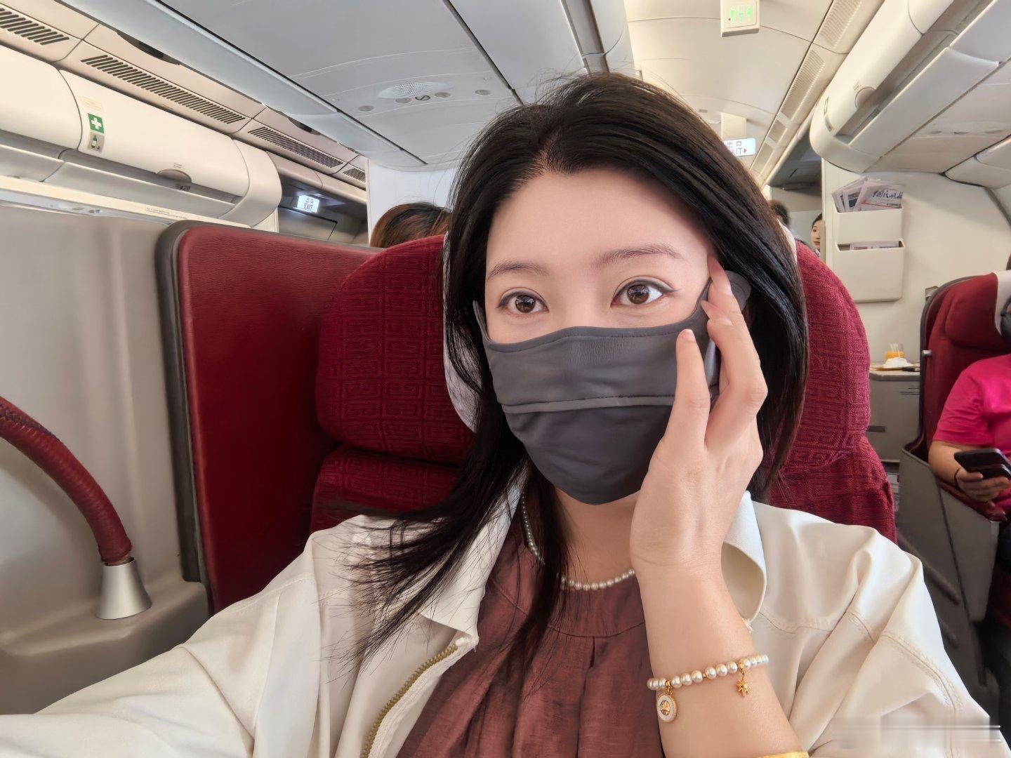 今天坐的是空客 330大飞机花 799 给自己升了个舱公务舱都有 8 排一会可以