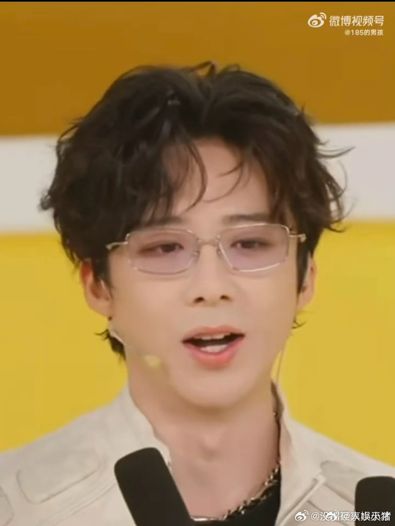 刘宇宁你好香啊刘宇宁惩罚环节的“你好香啊”直接封神！可爱又真诚，三张照片三种语境