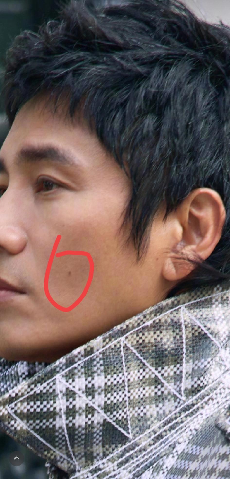 最近说陈坤的传言比较多，但陈坤应该就是老了，没有年轻时的锐气了，他左脸有一个黑痣