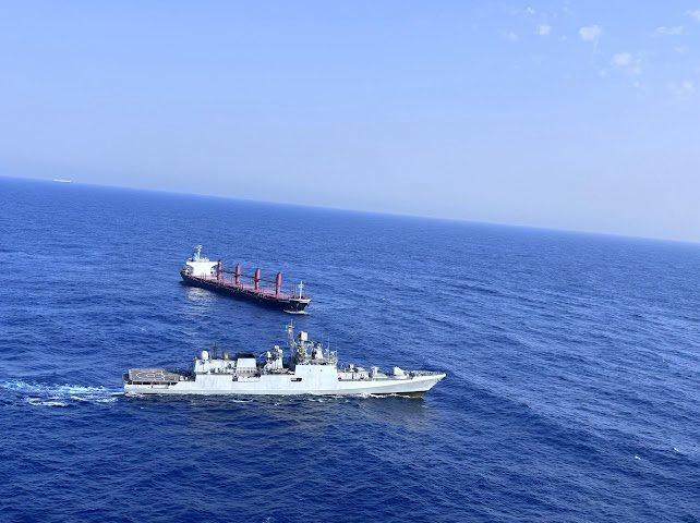 印度海军“特里坎德”号护卫舰迅速应对亚丁湾“黄金兵工厂”号货轮遭遇的海盗袭击。