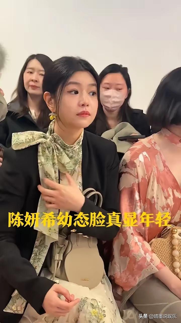 原以为36岁的陈小纭已经很美很年轻了，
但当镜头扫到她身旁42岁的陈妍希时，那张