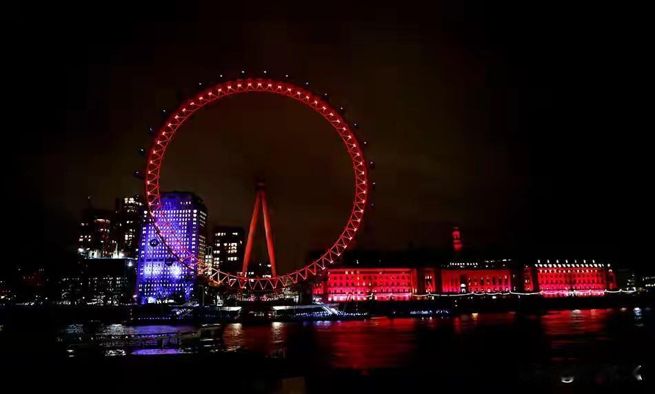 伦敦眼披“中国红”：一场跨越泰晤士河的文化觉醒

当英国地标伦敦眼在除夕夜披上红