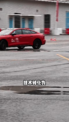 银发奶奶竟开车玩起漂移奥迪ADE驾控训练营上汽奥迪驾享汇现场最淡定的人，非这位“