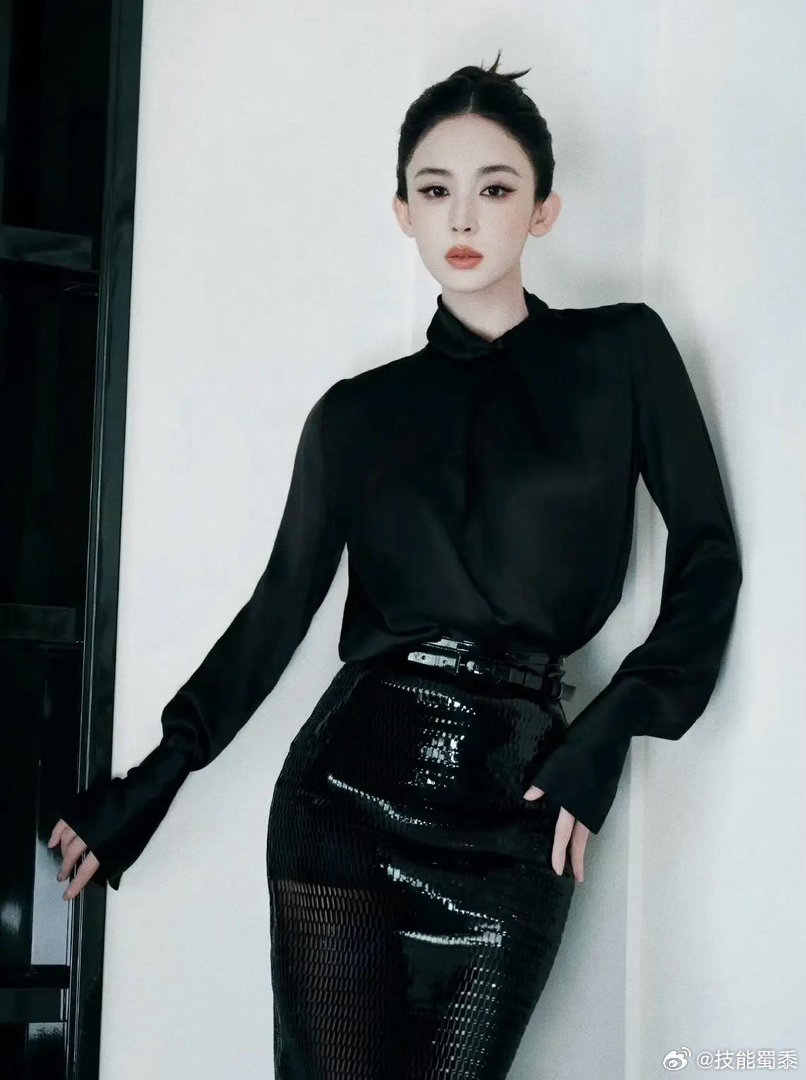 娜扎这造型真酷啊，身穿黑色衬衫搭配黑色半身裙，时尚又高级感 