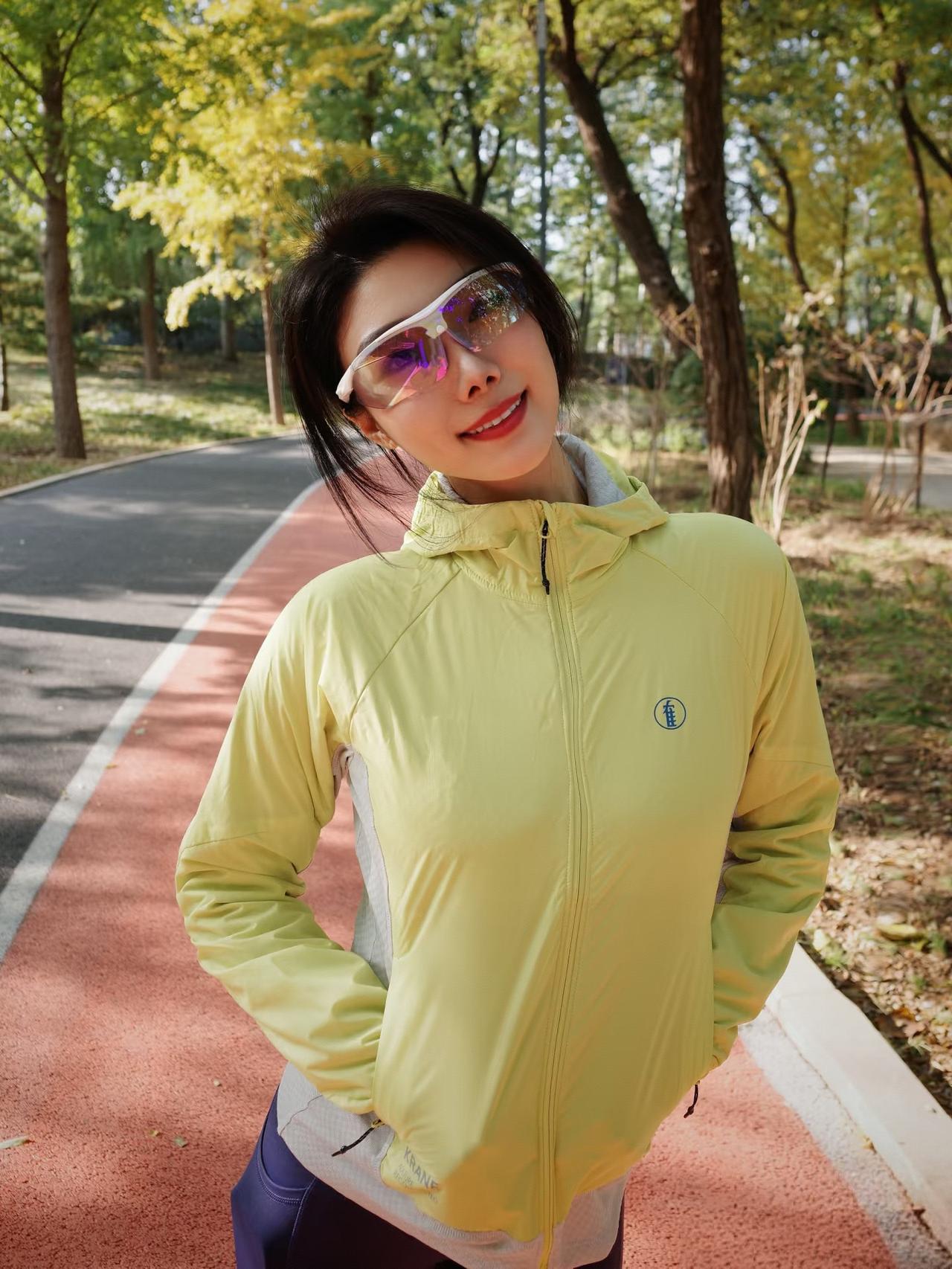 奔跑在阳光明媚的秋日