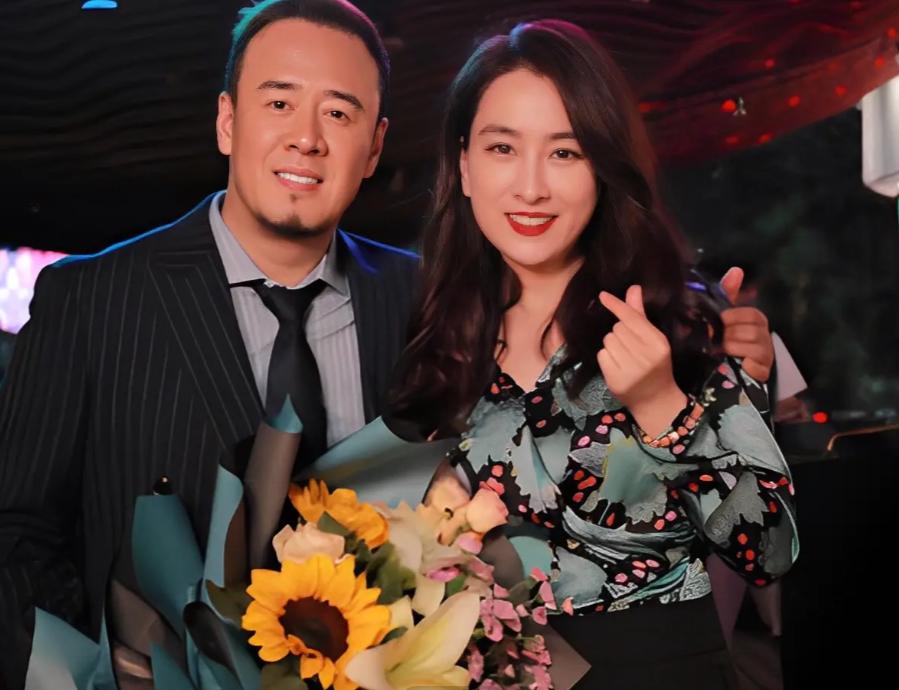 1996年，被女友养了3年的杨坤，终于把女友给熬得山穷水尽了，
分手那天晚上，白