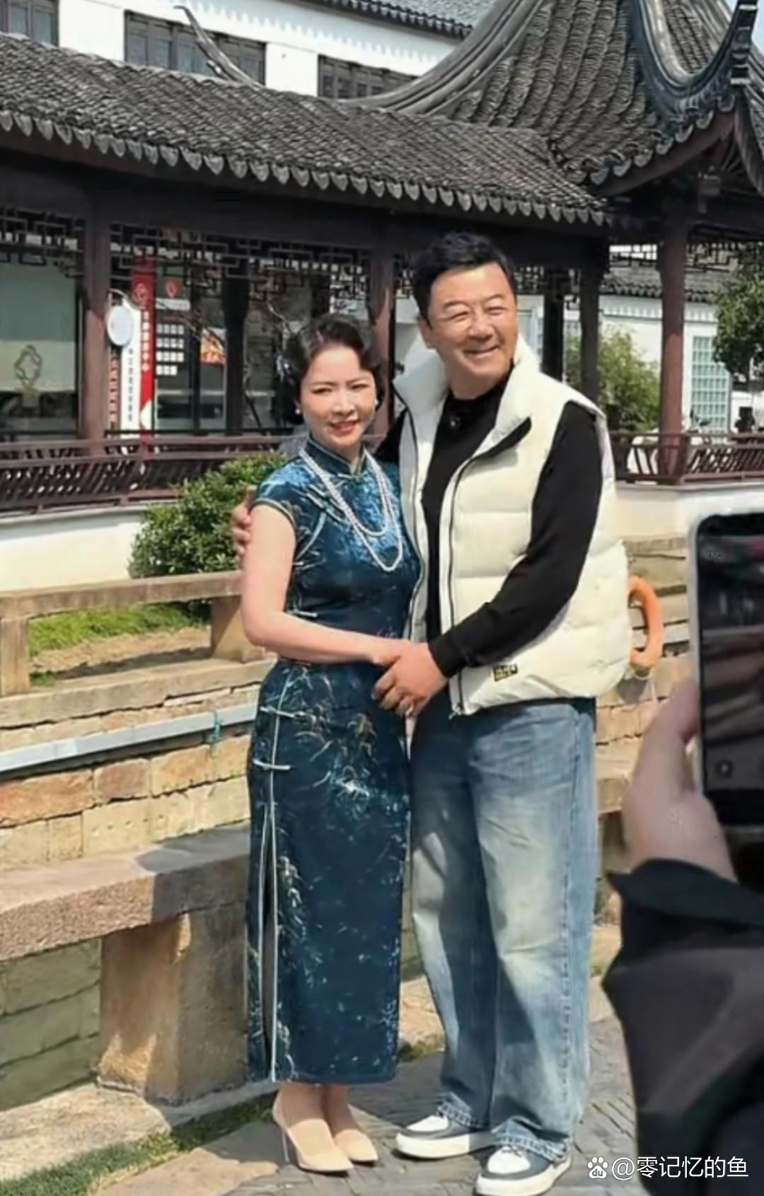 58岁郭涛和老婆拍合照，居然还不好意思了。 