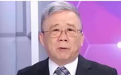 台退役少将栗正杰说：更离谱的就是，如果飞机掉到海里去了，当然有一个叫做“求生无线