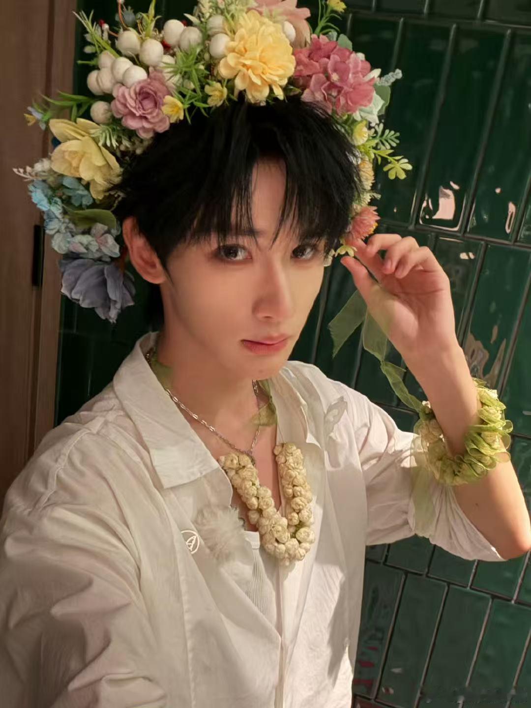 余宇涵一路繁花簪花剧照 在《一路繁花2》里，余宇涵的簪花造型让人眼前一亮，白衬衫