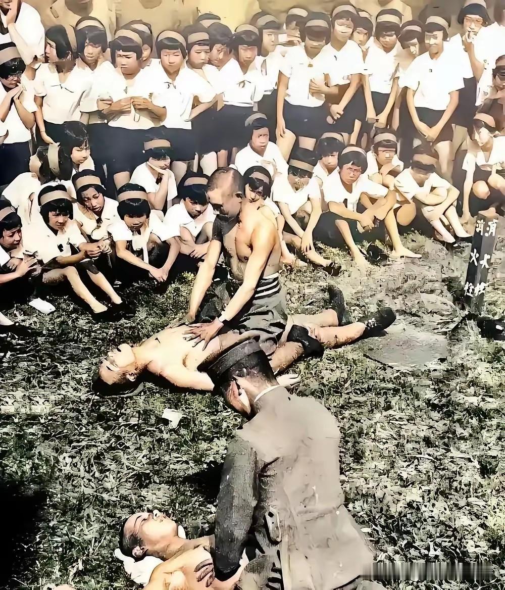 惊睹一组日本照片，就连小学女生都陷入了狂热。她们竟把侵略当作“荣耀”，将杀戮视为