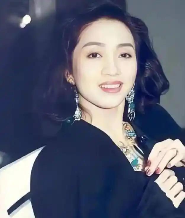 梅艳芳去世后，在医院欠下了85万的费用，张学友二话没说把钱给垫上了。反之妻子罗美