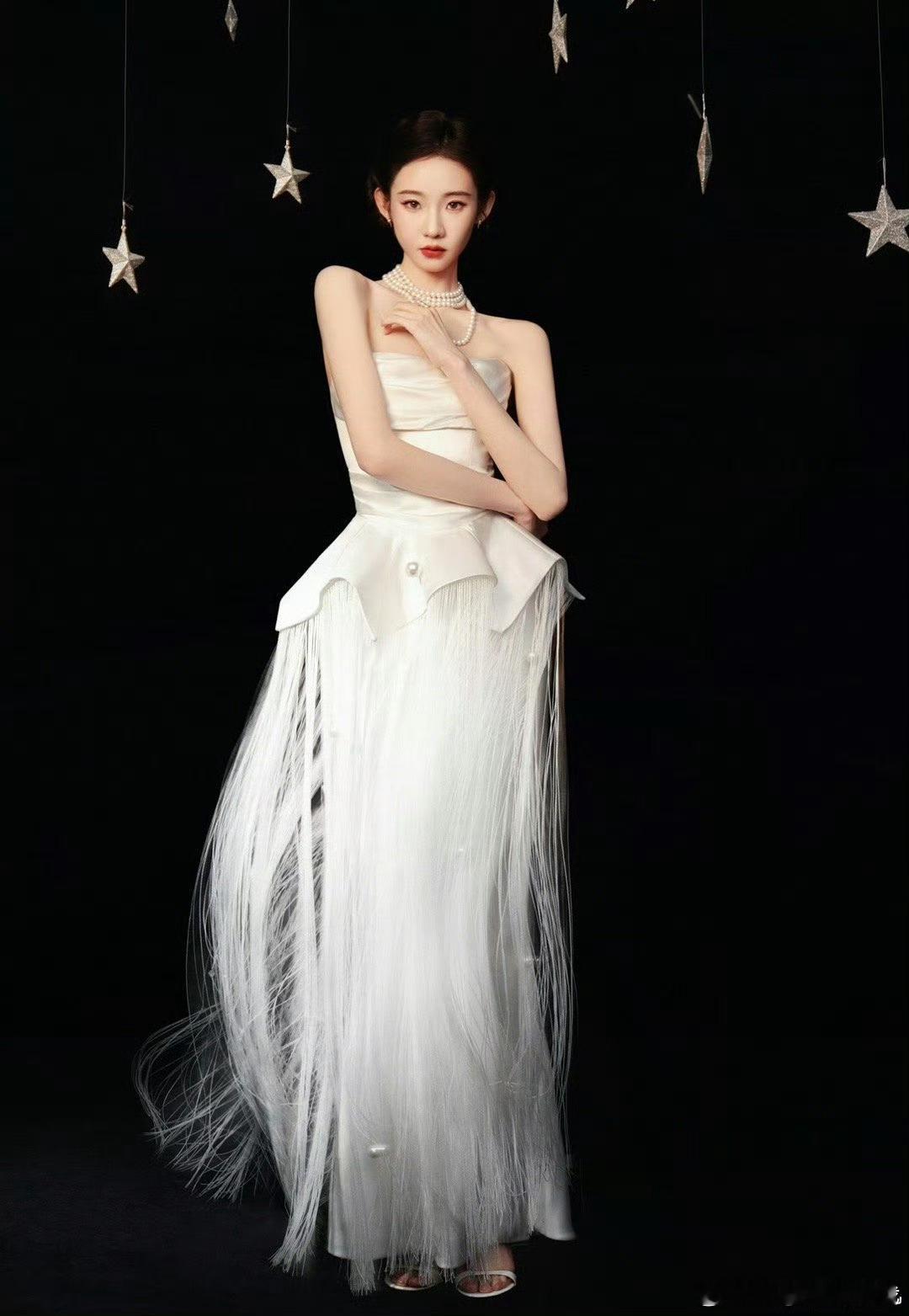 卢昱晓 张艺凡今天都穿了婚纱礼服诶！！好圣洁啊卢昱晓张艺凡婚纱卢昱晓张艺凡婚纱礼