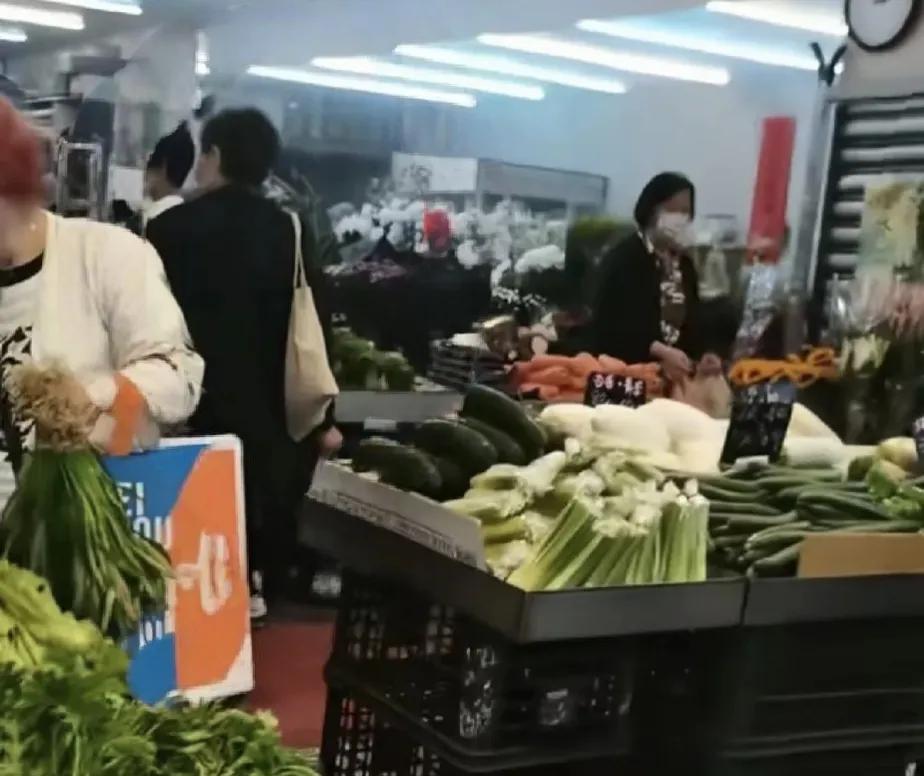 马筱梅妈妈可真忙！连买菜这种小事情，她都要和小杨阿姨一起去
马筱梅妈妈最近被拍到